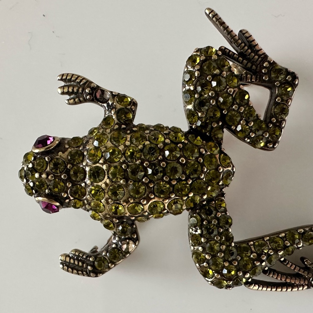 Heidi Daus Green and Gold Frog Brooch - Picture 3 of 6